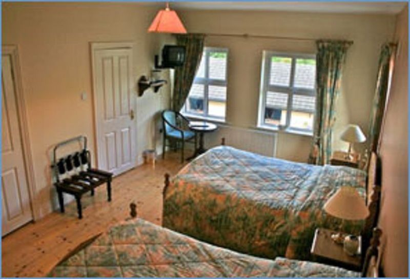 Tom & Eileen'S Farm Hotel คาสเซิลเมน ภายนอก รูปภาพ